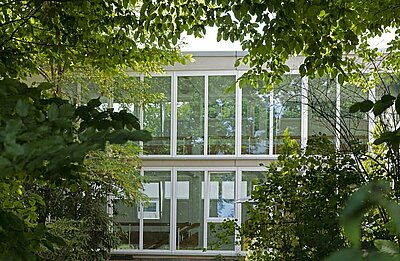 Blick auf die Klinik