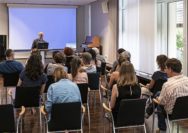 Gruppe von Personen beim Vortrag