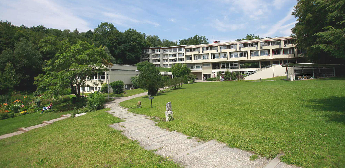 Blick auf Klinik und Klinikgarten