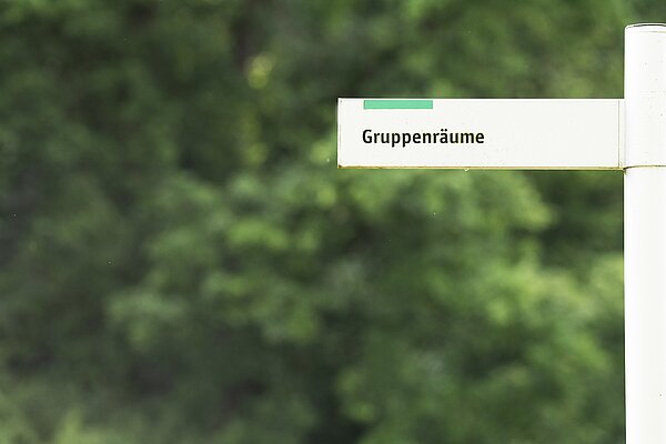 Hinweisschild im Garten der Klinik
