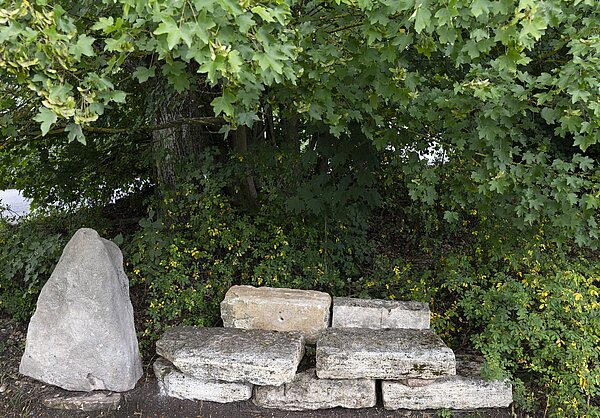 Kleine Steinmauer im Grünen
