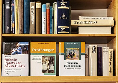 Regal in der Bibliothek